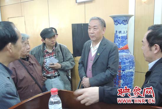 講座結束后，聽眾向戚建莊提問。