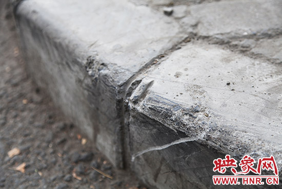 車道邊上的臺階，滿是電動車摔下碰撞的痕跡