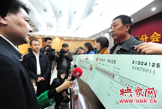 最高人民法院執(zhí)行局局長劉貴祥、河南省高級人民法院院長張立勇親手為申請執(zhí)行人員發(fā)放執(zhí)行款