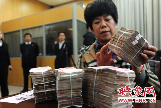 當(dāng)天共發(fā)放執(zhí)行款4110萬元。其中，支票4018萬元，現(xiàn)金92萬元。