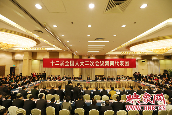 3月5日下午，第十二屆全國人代會河南代表團召開全體會議，議論政府工作報告。