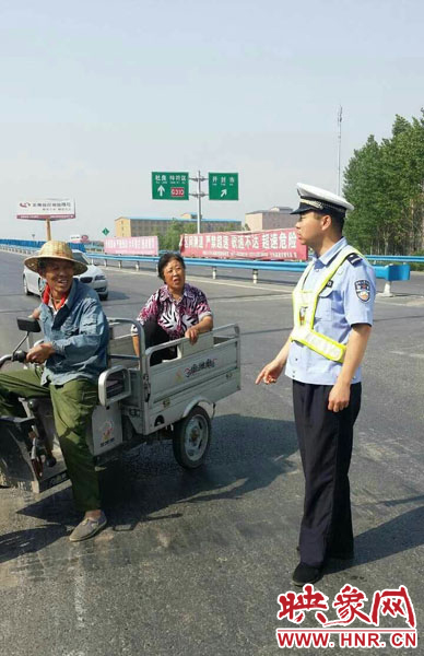 為抄近道走親戚，開封老漢騎電動(dòng)三輪車上高速。
