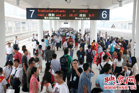 自6月25日鄭焦城際鐵路開通以來，客流量遠(yuǎn)遠(yuǎn)超出預(yù)期。
