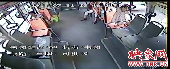 家長放任小孩在車廂內(nèi)玩耍，甚至站到座椅上。