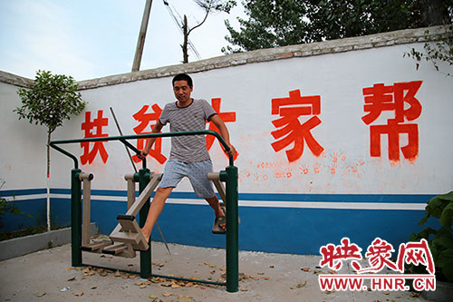 張國敬堅(jiān)持在村中的文化廣場上做著恢復(fù)性鍛煉。