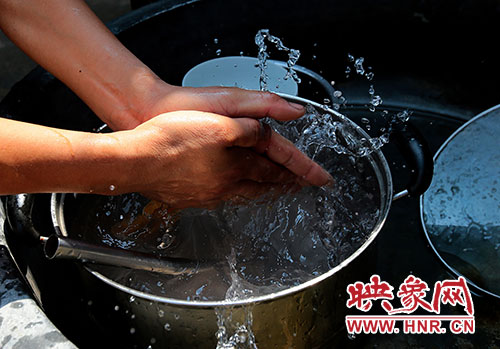 洗碗洗菜對(duì)于雙眼失明的張國敬來說，需要比常人花上更多的時(shí)間。