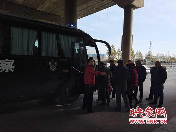 警方調(diào)來車輛，將超載人員轉(zhuǎn)運走