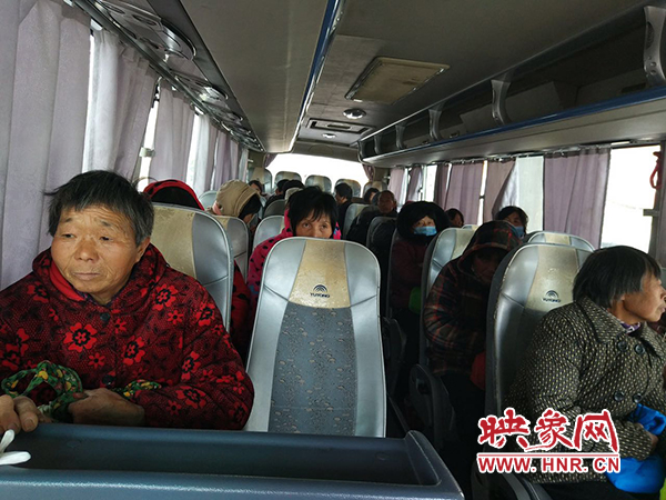 警方調(diào)來車輛，將超載人員轉(zhuǎn)運走