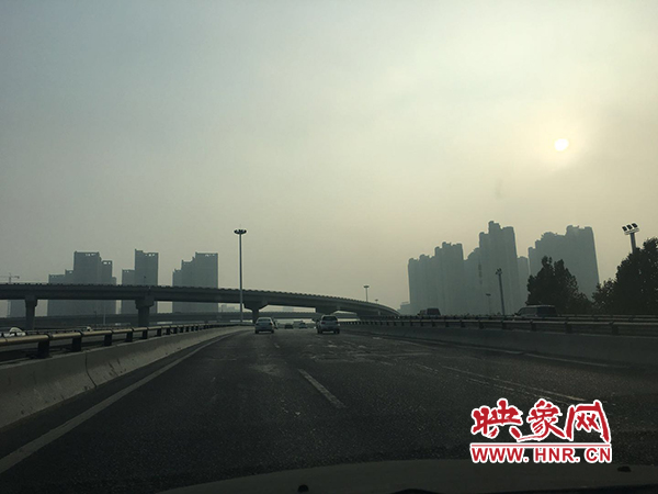 限行首日，三環(huán)橋上橋下，車輛不多，交通狀況良好。