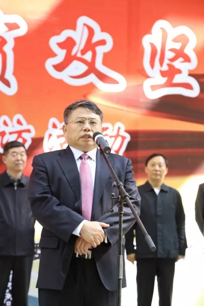 省委宣傳部副部長、省新聞出版廣電局局長朱夏炎宣布《打贏脫貧攻堅戰(zhàn)》大型采訪活動正式啟動。