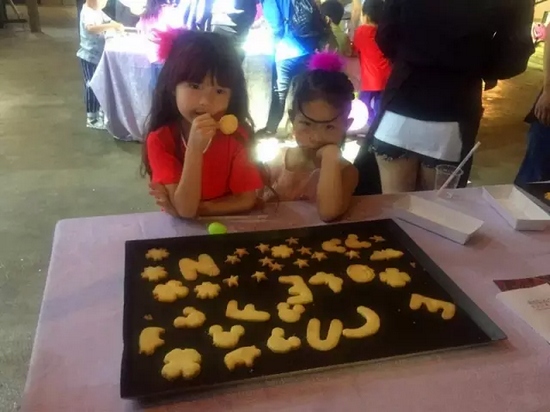 烤制好的餅干，發(fā)揮想象力，畫上美麗的圖案