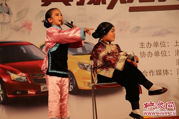 兩個(gè)小演員的表演活潑，惹得觀眾連連叫好。