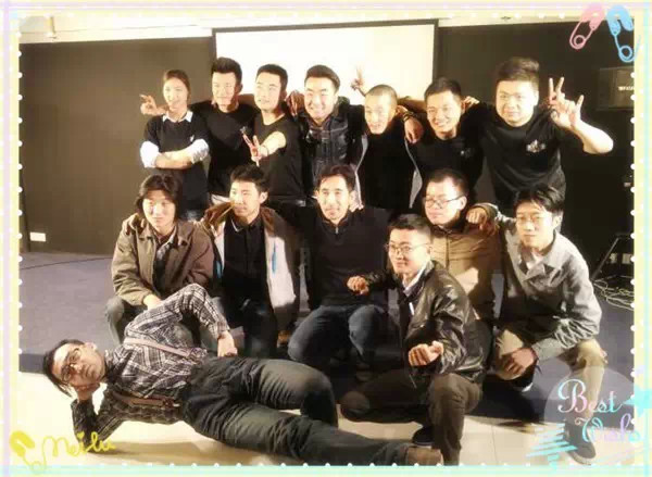 表演結(jié)束，看這哥們兒，為了和演員合影也是蠻拼的！