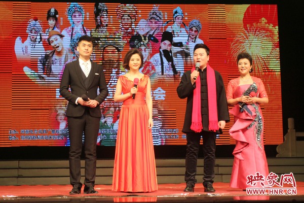 戲迷春晚主持人月陽（右二）、李亞楠（右一）、王巖（左二）、王曉凡（左一）
