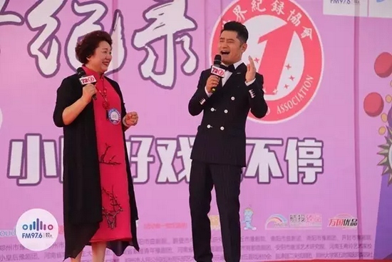 原來(lái)是關(guān)大帥哥的演唱，逗笑了全場(chǎng)觀眾