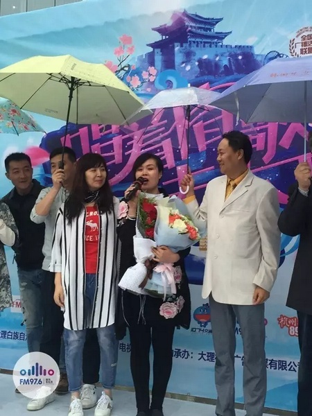 海波瞞著妻子，請來妻子的家人，耿梅驚喜感動，喜極而泣~