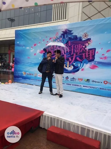 這位男士向遠在家鄉(xiāng)的妻子隔空表白，勇氣真是大大的，您對妻子的愛，已經(jīng)超越萬水千山。