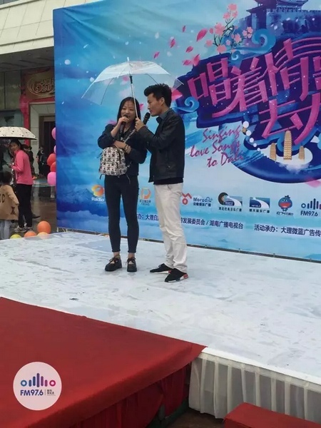 這是一位在校大學(xué)校，暗暗的喜歡純純的愛。