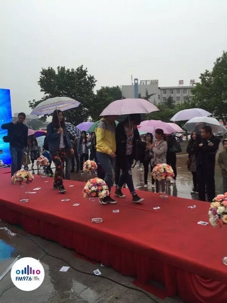 　　好友從屏幕后面走出來，他們特意從陜西、平頂山趕來為兩人送出祝福。