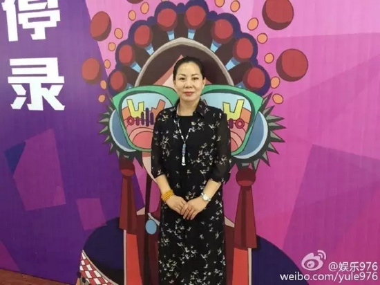 河南大愛(ài)劇團(tuán)代表張艷紅講述自己帶領(lǐng)團(tuán)里的演員參與挑戰(zhàn)的故事。