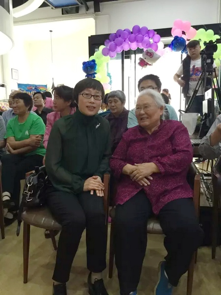 豫劇表演藝術家高潔老師（右一）親臨現場和孩子們共度節(jié)日