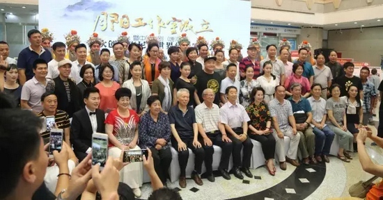 諸多藝術(shù)家和社會各界人士以及唐派弟子、戲迷到場祝賀