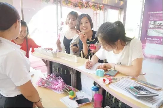 到場嘉賓均獲得巧克力一盒，女士另外還獲得獲得玫瑰花一支。
