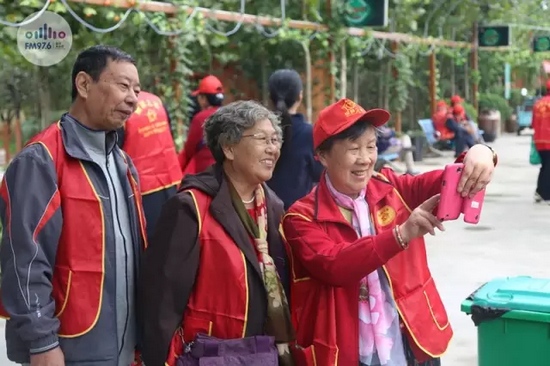 爺爺奶奶叔叔阿姨被盛運(yùn)莊園的景致吸引，紛紛拍照留影