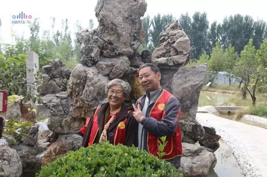 爺爺奶奶叔叔阿姨被盛運(yùn)莊園的景致吸引，紛紛拍照留影