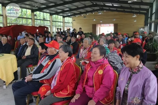 臺(tái)上展風(fēng)采，臺(tái)下笑開懷