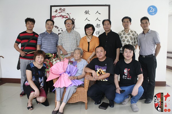 著名豫劇表演藝術(shù)家賈庭聚(后左三)與眾弟子及河南電臺(tái)戲曲廣播總監(jiān)木子(后中)、戲曲廣播品牌部主任月陽(yáng) 著名豫劇表演藝術(shù)家賈庭聚(后左三)與眾弟子及河南電臺(tái)戲曲廣播總監(jiān)木子(后中)、戲曲廣播品牌部主任月陽(yáng)