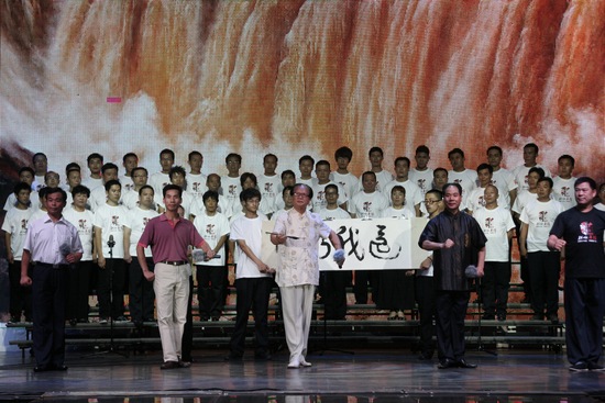 著名表演藝術(shù)家、唐派傳人賈廷聚（中），率眾弟子演唱唐派經(jīng)典名段《還我河山》