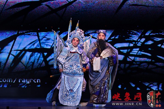 著名越調(diào)演員李娟（右）張根央（左）表演《諸葛亮吊孝》選段“長(zhǎng)江水萬里長(zhǎng)”