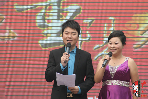 活動(dòng)由著名戲曲節(jié)目主持人，河南電臺(tái)戲曲廣播當(dāng)家小生月陽(yáng)（左）戲曲廣播《票友排行榜》主持人丁蘭（右）主