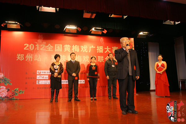 選手五人一組上臺(tái)表演，臺(tái)上為第一組選手