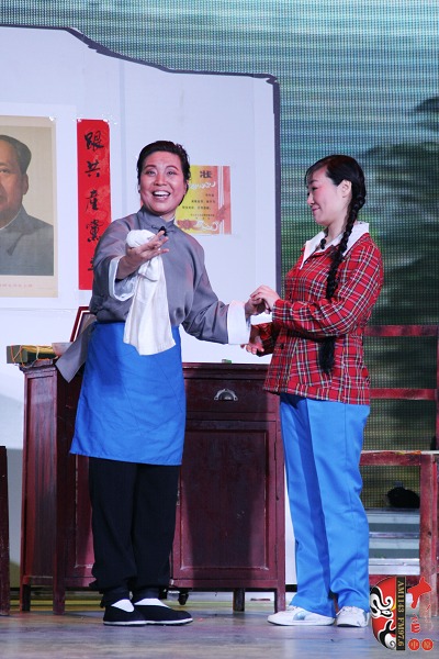 第三場，河南電臺戲曲廣播總監(jiān)木子（左）飾栓保娘，《梨園星秀場》《有你就有戲》主持人媛媛（右）飾銀環(huán)