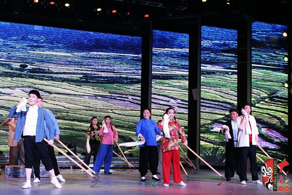 群眾勞動場面，劇中演員包含票友、專業(yè)演員、戲迷