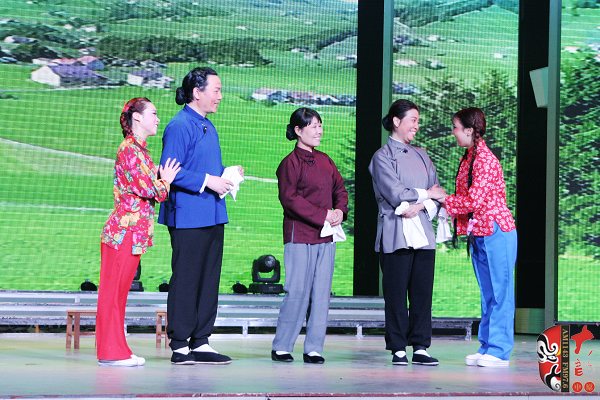 著名戲曲節(jié)目主持人、河南電臺戲曲廣播當家小生月陽（左二）反串飾演二大娘