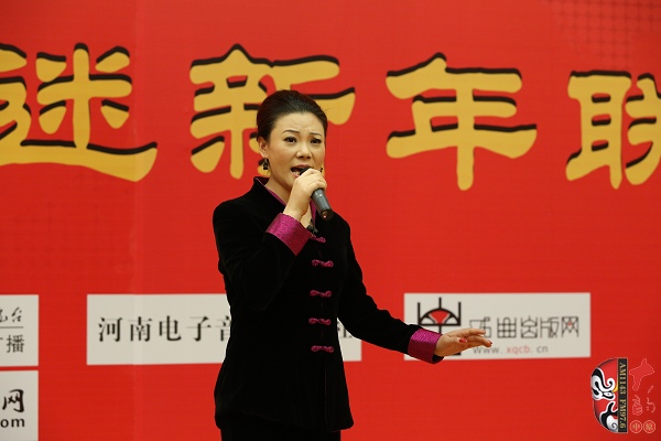 戲曲廣播主持人王唯、曉琴、丁蘭、李鋮及鄭州市曲劇團優(yōu)秀演員張娜共同表演的小品《賣鞋》