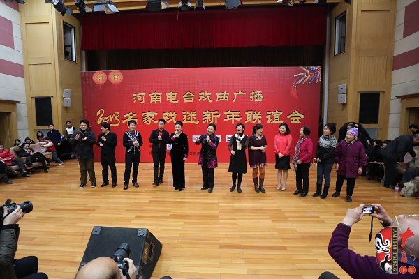 河南電臺戲曲廣播主持人和藝術家及現(xiàn)場戲迷同唱《朝陽溝》上山片段