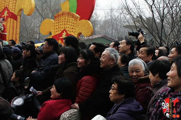 人民公園現(xiàn)場人頭攢動，其他媒體記者不得不舉起相機(jī)拍照