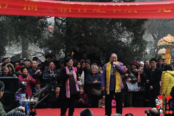著名豫劇表演藝術(shù)家楊華瑞（左）、王善樸（右）合唱歌曲《天不下雨天不刮風(fēng)天上有太陽》