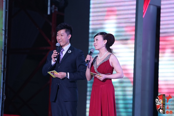 晚會(huì)主持人：河南電臺(tái)戲曲廣播副總監(jiān)張彤（右）、《梨園星秀場(chǎng)》主持人池城（左）