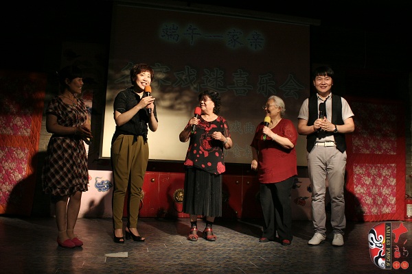 戲曲廣播總監(jiān)木子、豫劇表演藝術(shù)家楊華瑞、高潔、戲曲廣播當家小生月陽、票友張華合作表演《朝陽溝》選段