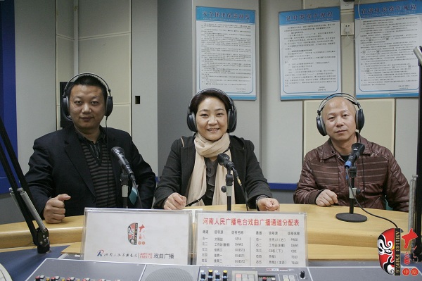 本次傳統(tǒng)古裝大戲《三哭殿》的輔導老師之一、著名越調演員李娟（中）及本次大戲的主要演員做客直播間