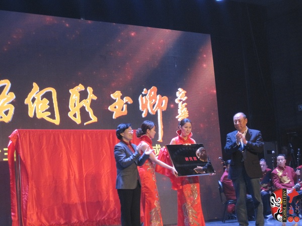 省委組織部副部長、人力資源和社會(huì)保障廳廳長楊盛道，省文化廳廳長楊麗萍為玉卿戲曲音樂藝術(shù)研究院揭牌