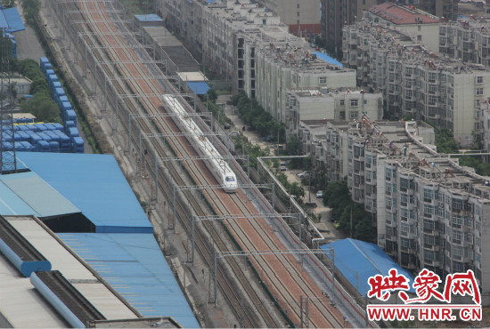 4日上午8點(diǎn)10分，隨著一聲汽笛長(zhǎng)鳴，一列“子彈頭”列車緩緩駛出鄭州車站。