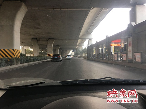 限行首日，三環(huán)橋上橋下，車輛不多，交通狀況良好。