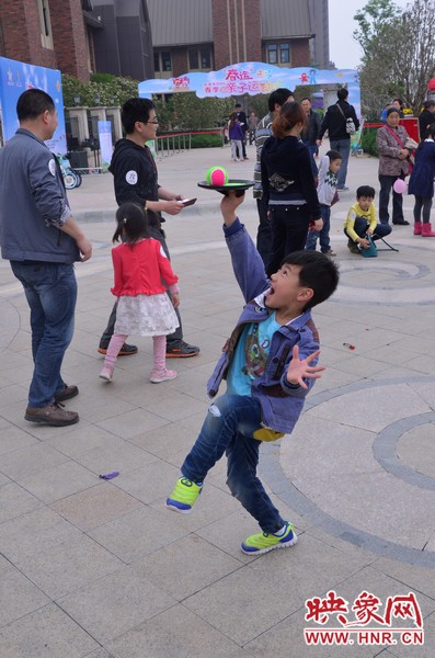 小弟弟，你玩?zhèn)€托球不用這么夸張吧，哈哈！