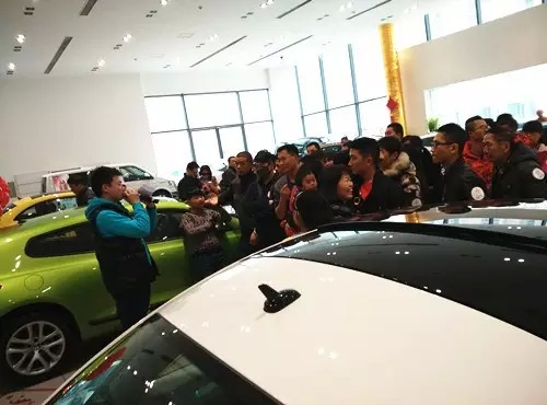 現(xiàn)場活動由私家車廣播《999車生活》主播飛揚、佳雨主持，新年呵護，溫暖你一路。